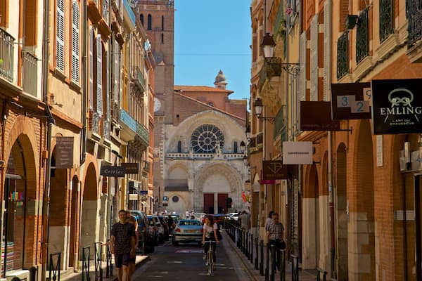 Saint Etienne Cathedrale showing a city
