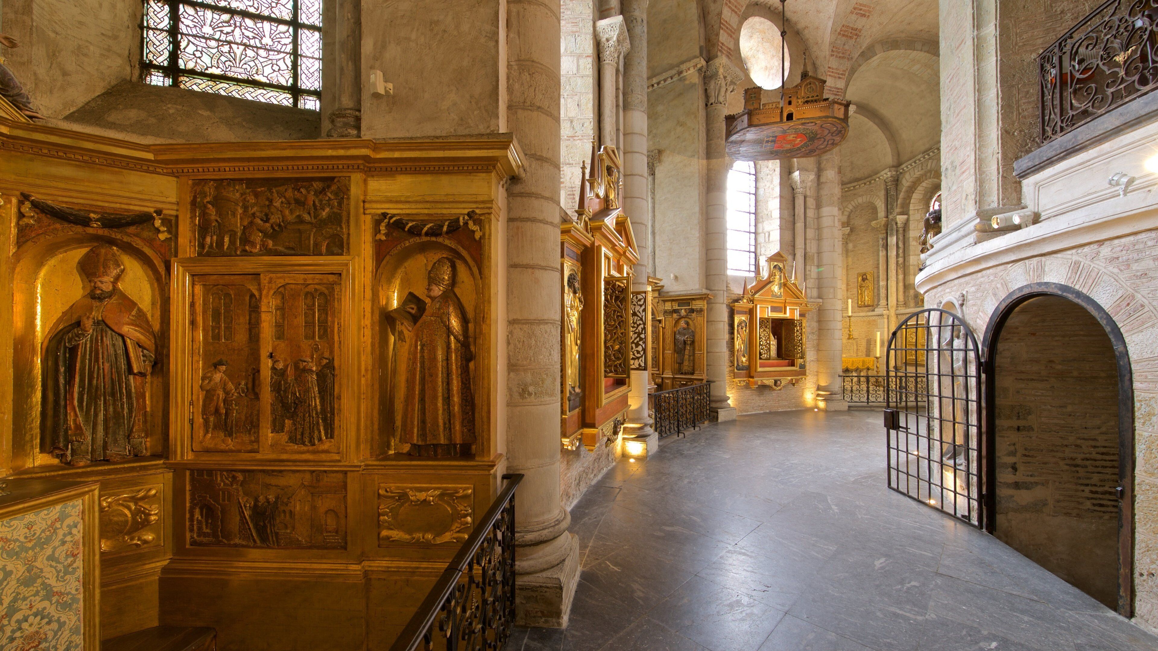 Basilique Saint-Sernin which includes heritage elements, a church or cathedral and interior views