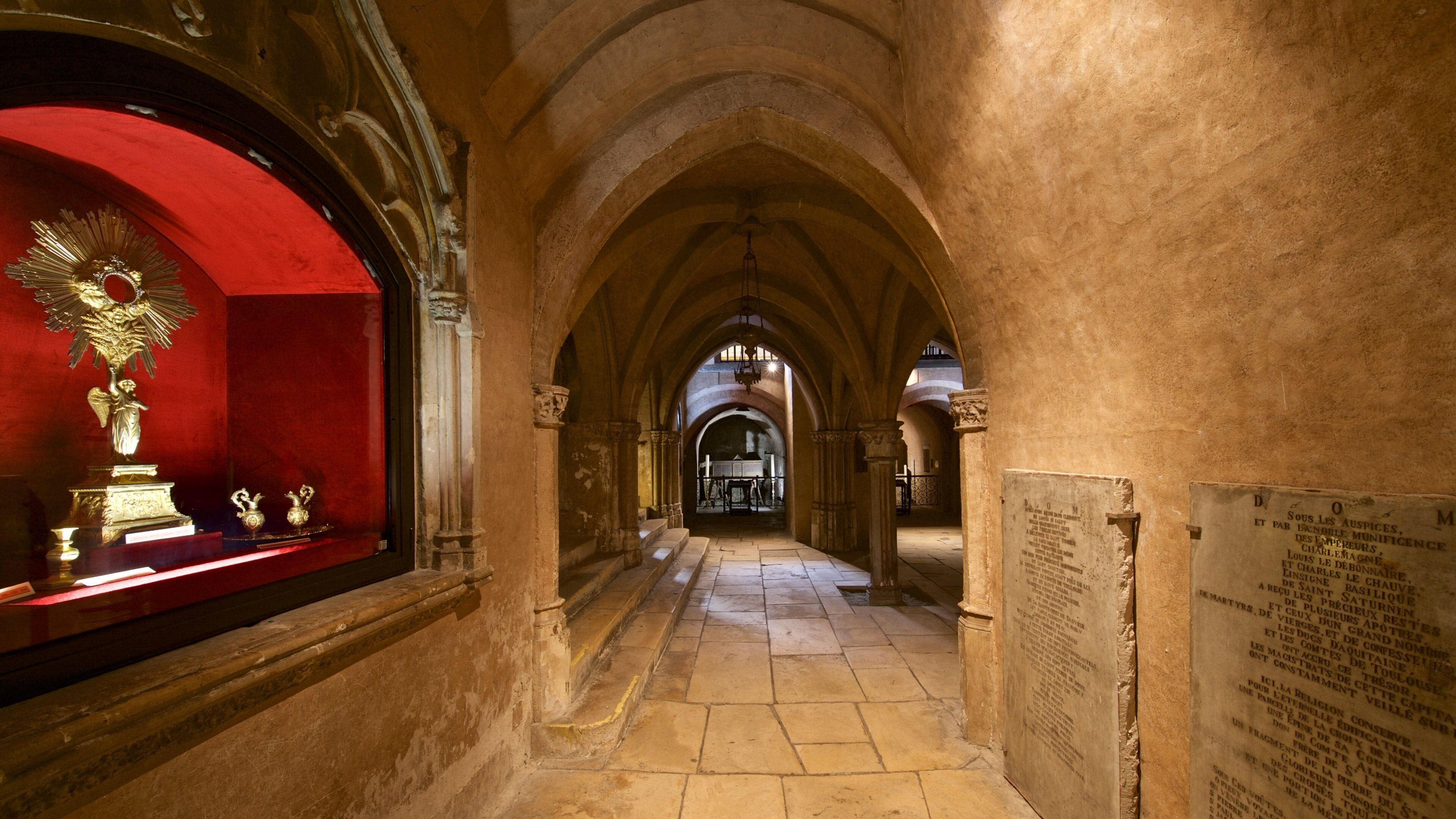 생세흐낭 성당 을 보여주는 문화유산 요소, 교회 또는 성당 과 실내 전경