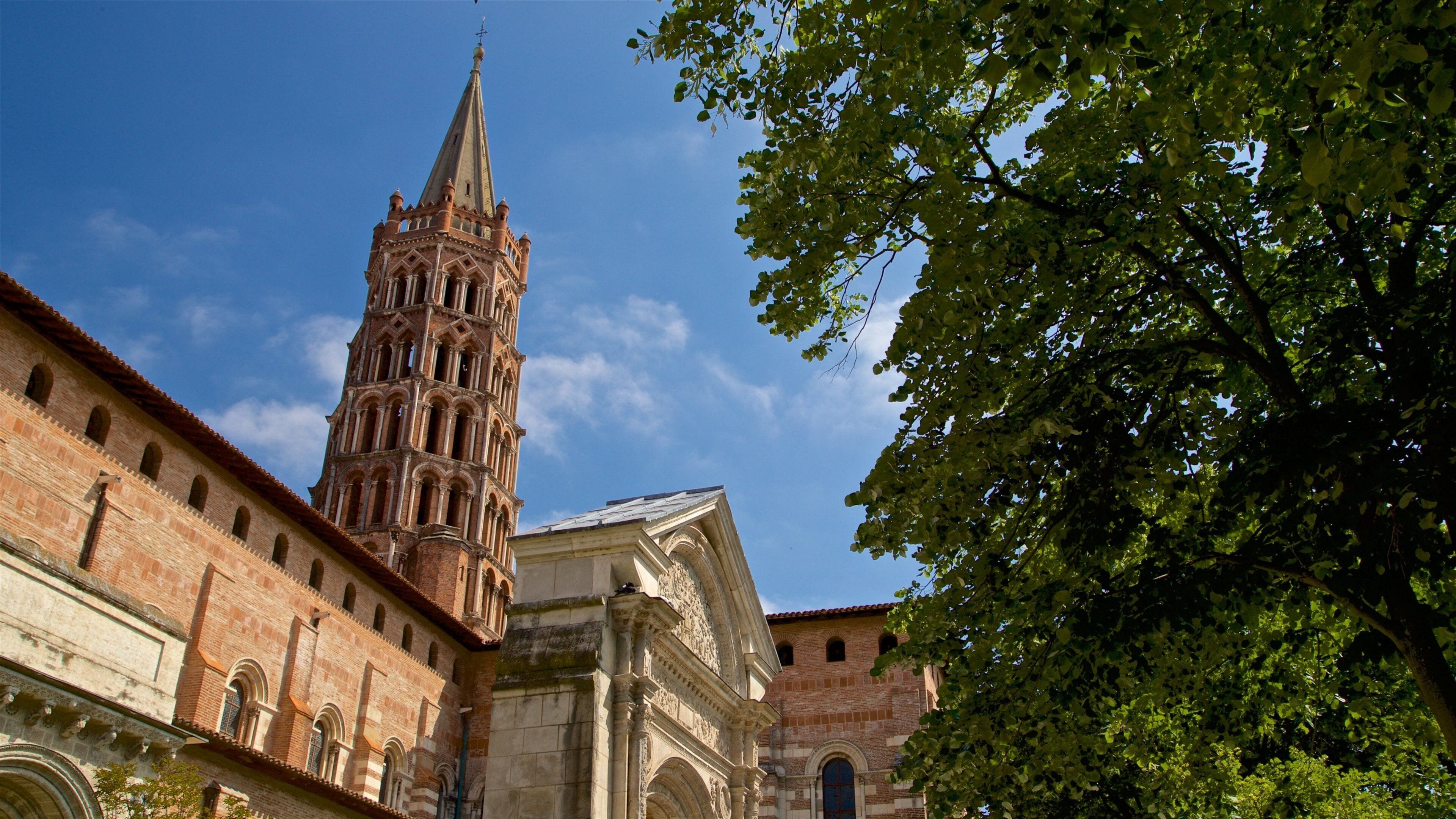 Basilique Saint-Sernin featuring heritage architecture