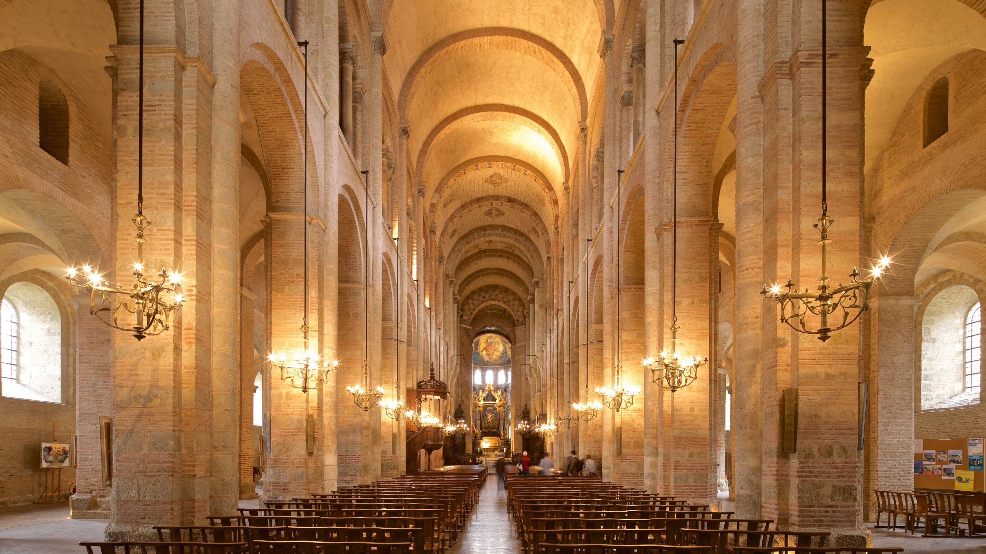 Basilique Saint-Sernin presenterar interiörer, en kyrka eller katedral och historiska element