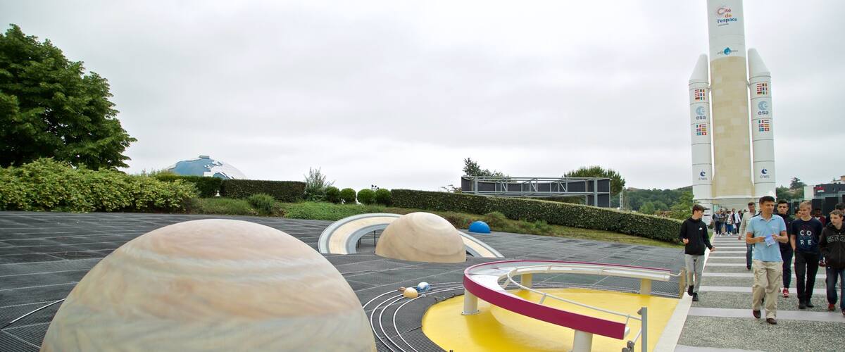 Cité de l\'Espace montrant art en plein air aussi bien que petit groupe de personnes
