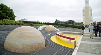 Cite de l\'Espace som visar utomhuskonst såväl som en liten grupp av människor