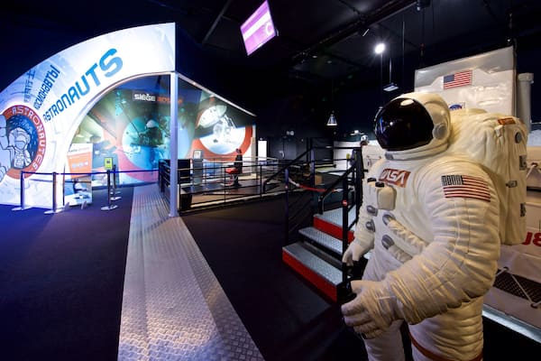 Cité de l\'Espace montrant vues intérieures