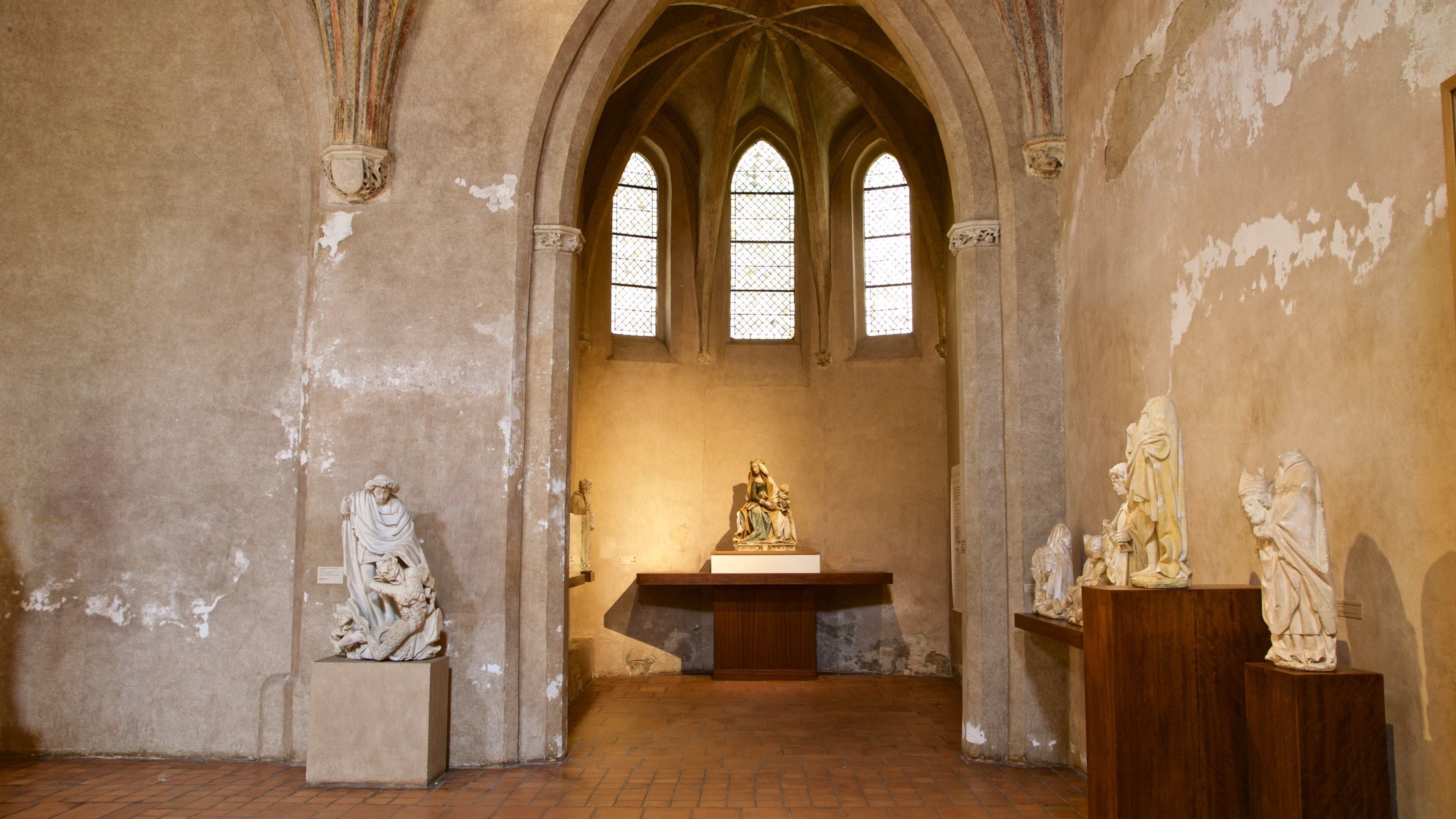 Musée des Augustins che include vista interna e oggetti d\'epoca