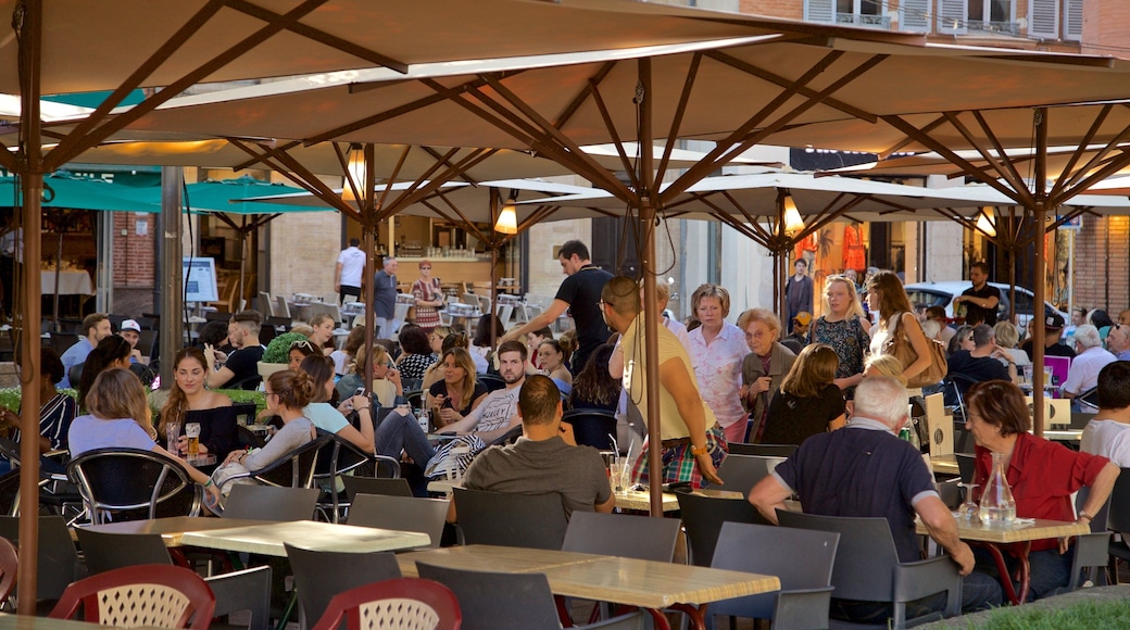 Place Saint-Georges ofreciendo comer al aire libre y también un gran grupo de personas