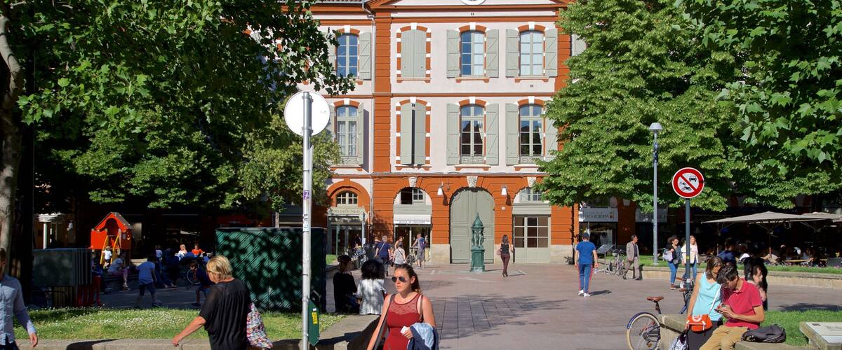 Place Saint-Georges ofreciendo escenas urbanas y también un pequeño grupo de personas