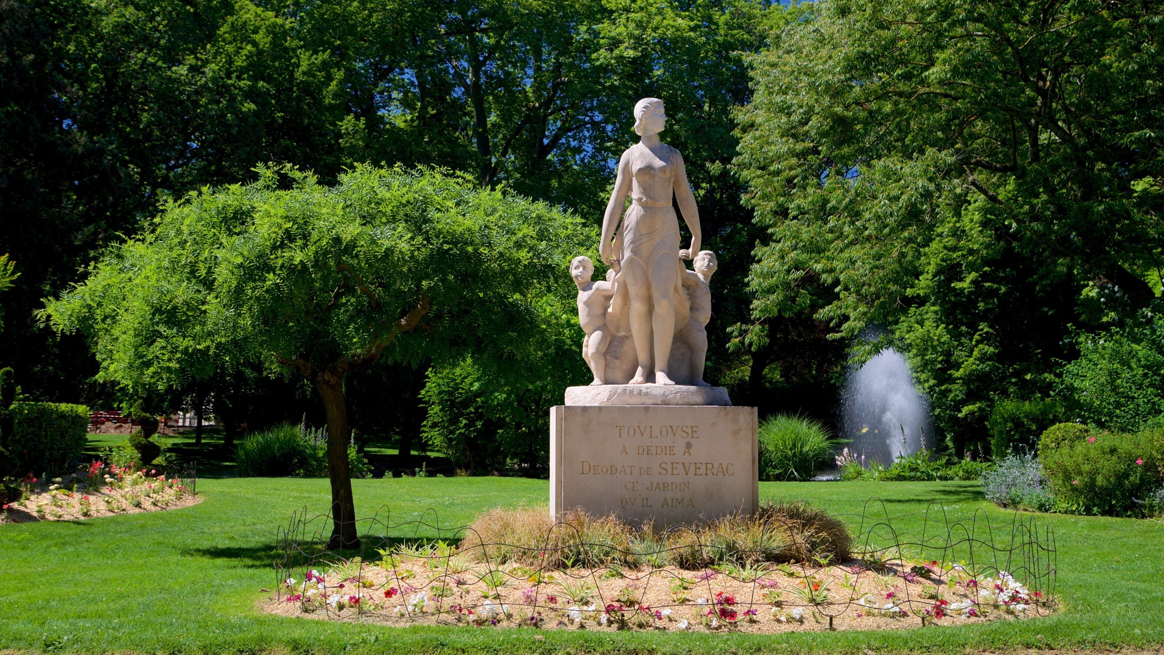 Jardin Royal bevat een standbeeld of beeldhouwwerk en een park