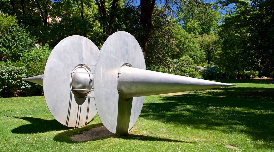 Jardin Royal showing outdoor art and a park