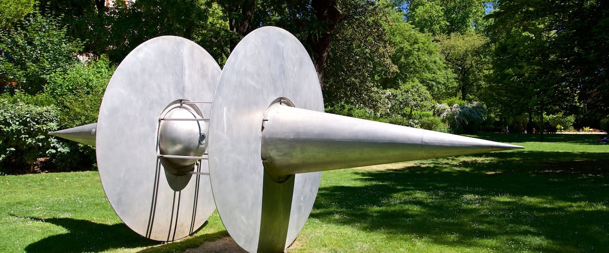 Jardin Royal featuring outdoor art and a garden