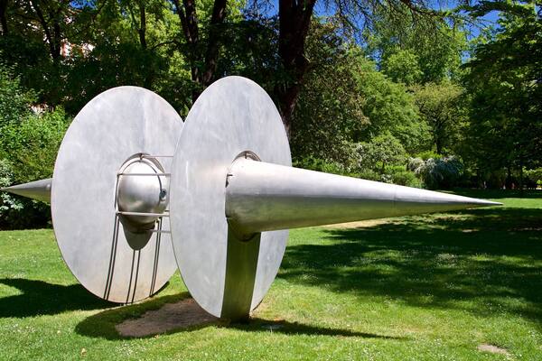 Jardin Royal showing outdoor art and a garden