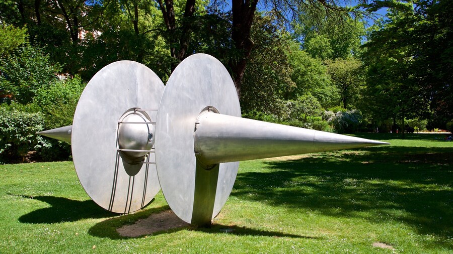 Jardin Royal showing outdoor art and a park