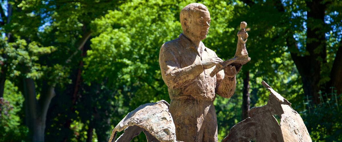 Jardin Royal showing outdoor art