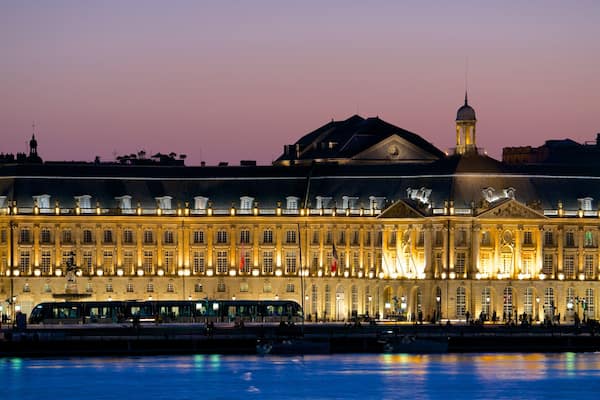 Place de la Bourse montrant scĂšnes de nuit, bĂątiment public et patrimoine architectural