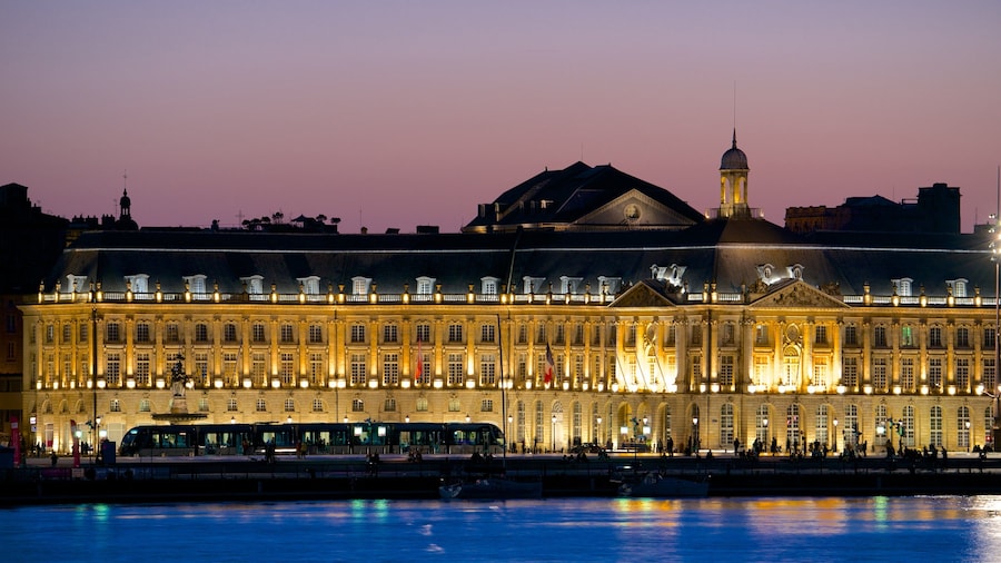 Place de la Bourse welches beinhaltet bei Nacht, Verwaltungsgebäude und historische Architektur