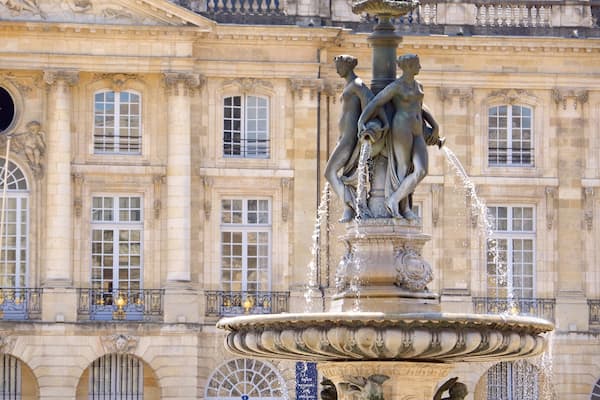 Place de la Bourse mettant en vedette fontaine et patrimoine architectural