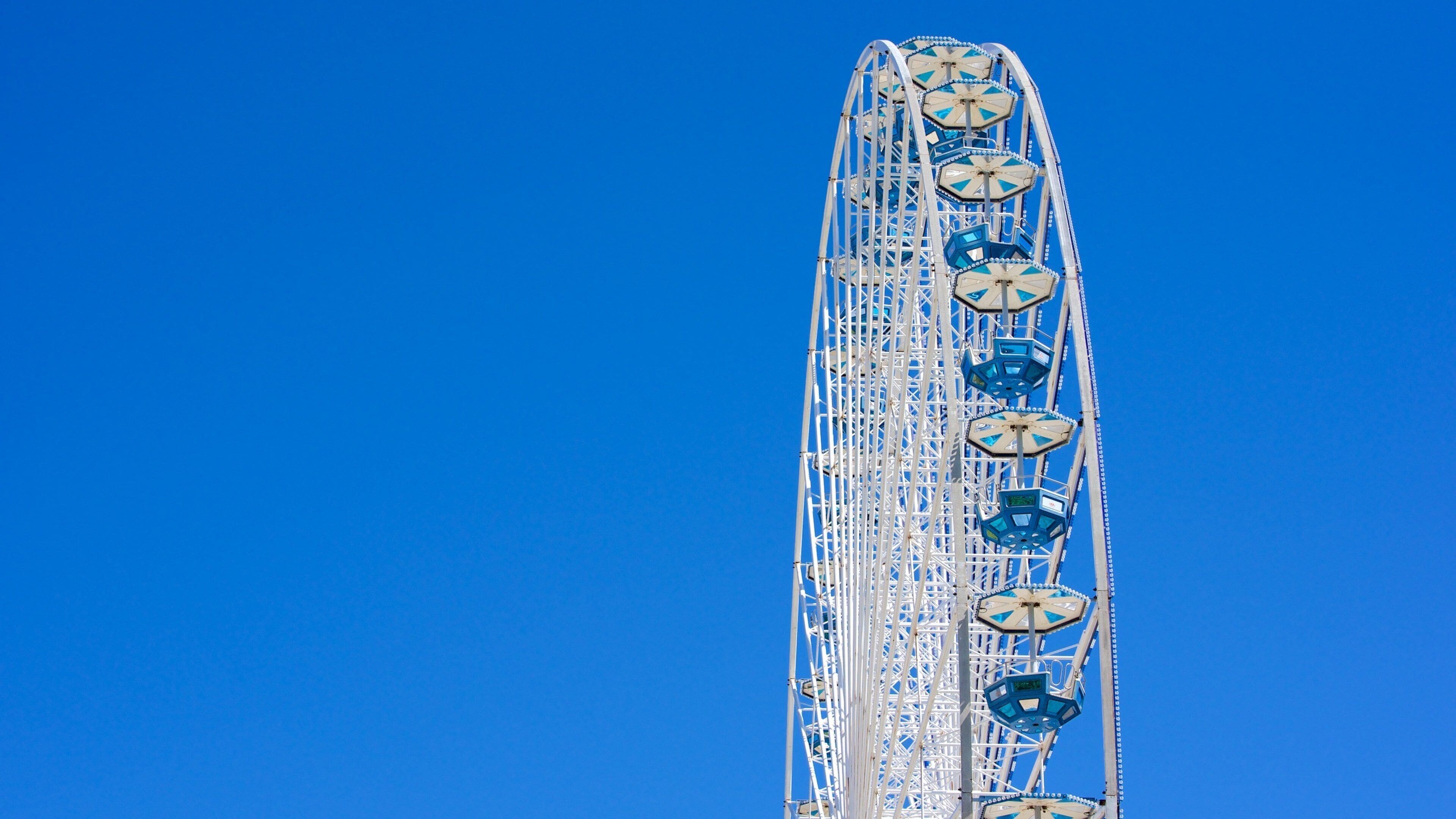 Place des Quinconces presenterar åkattraktioner