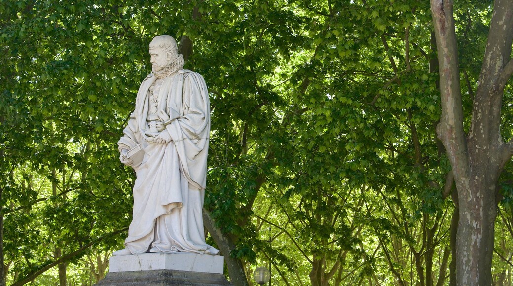 Place des Quinconces presenterar en staty eller skulptur och en park