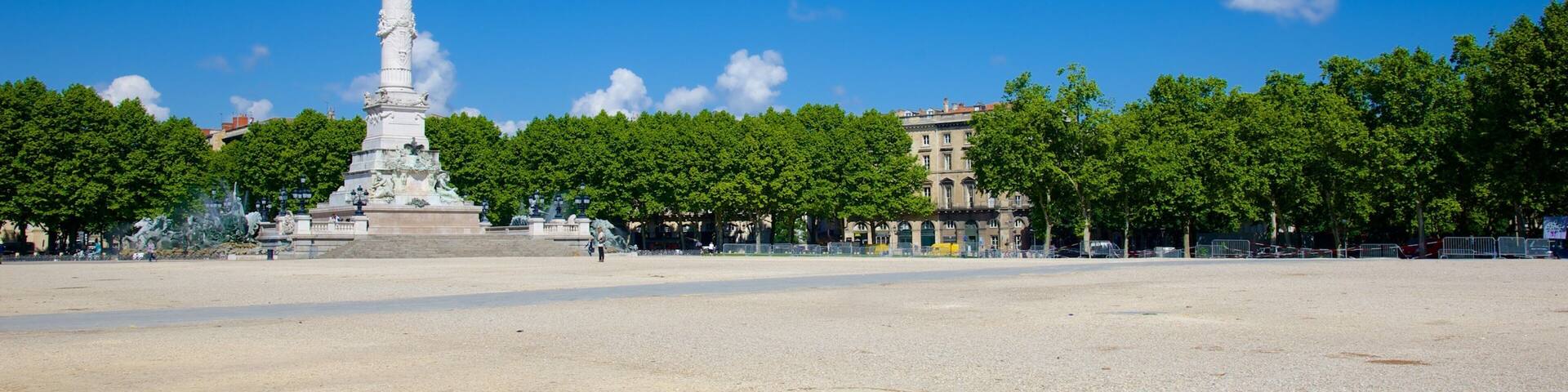 Place des Quinconces featuring a square or plaza and a monument