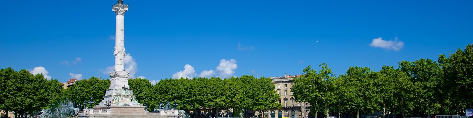 Place des Quinconces mostrando uma praça ou plaza e um monumento