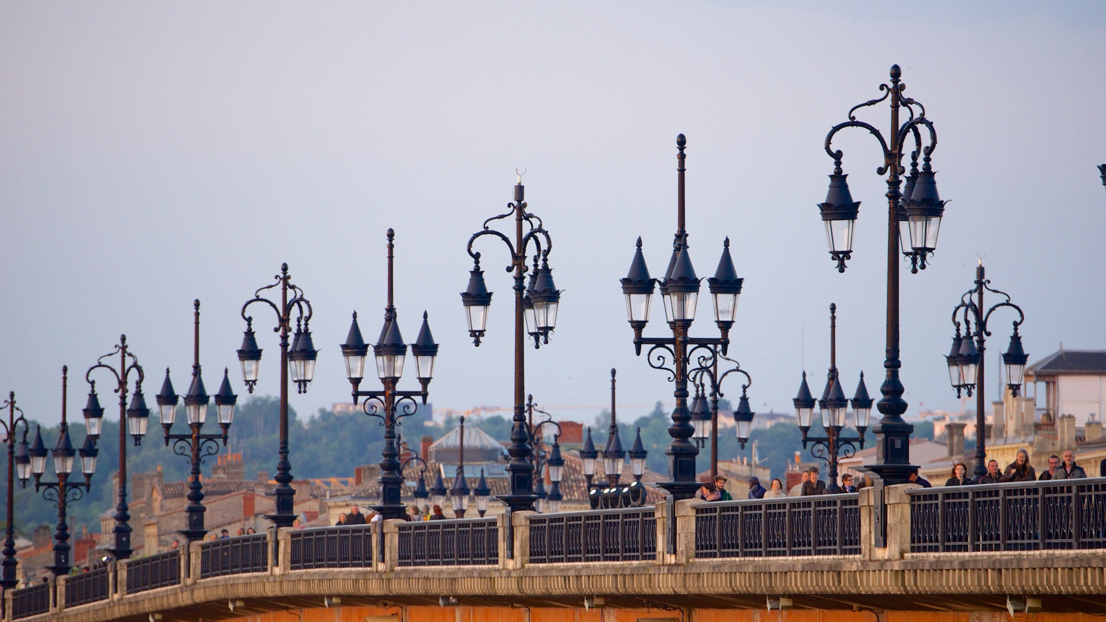 Pont de Pierre showing a bridge