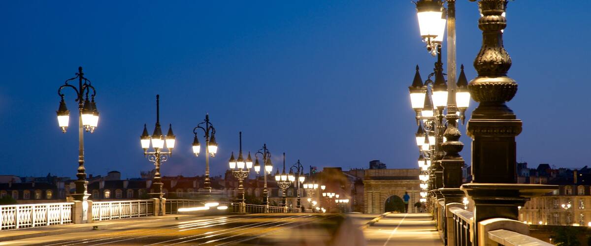 Pont de Pierre mettant en vedette scènes de nuit et pont