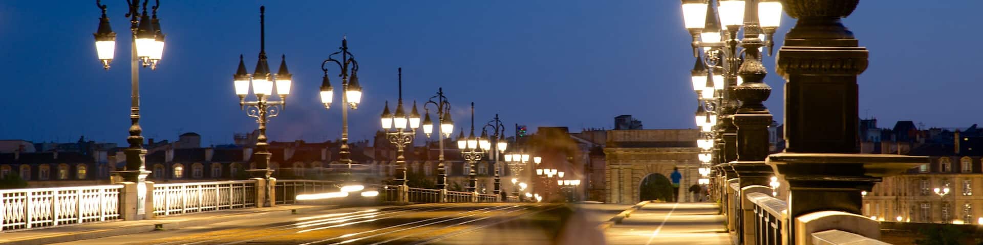 Pont de Pierre presenterar en bro och nattliv