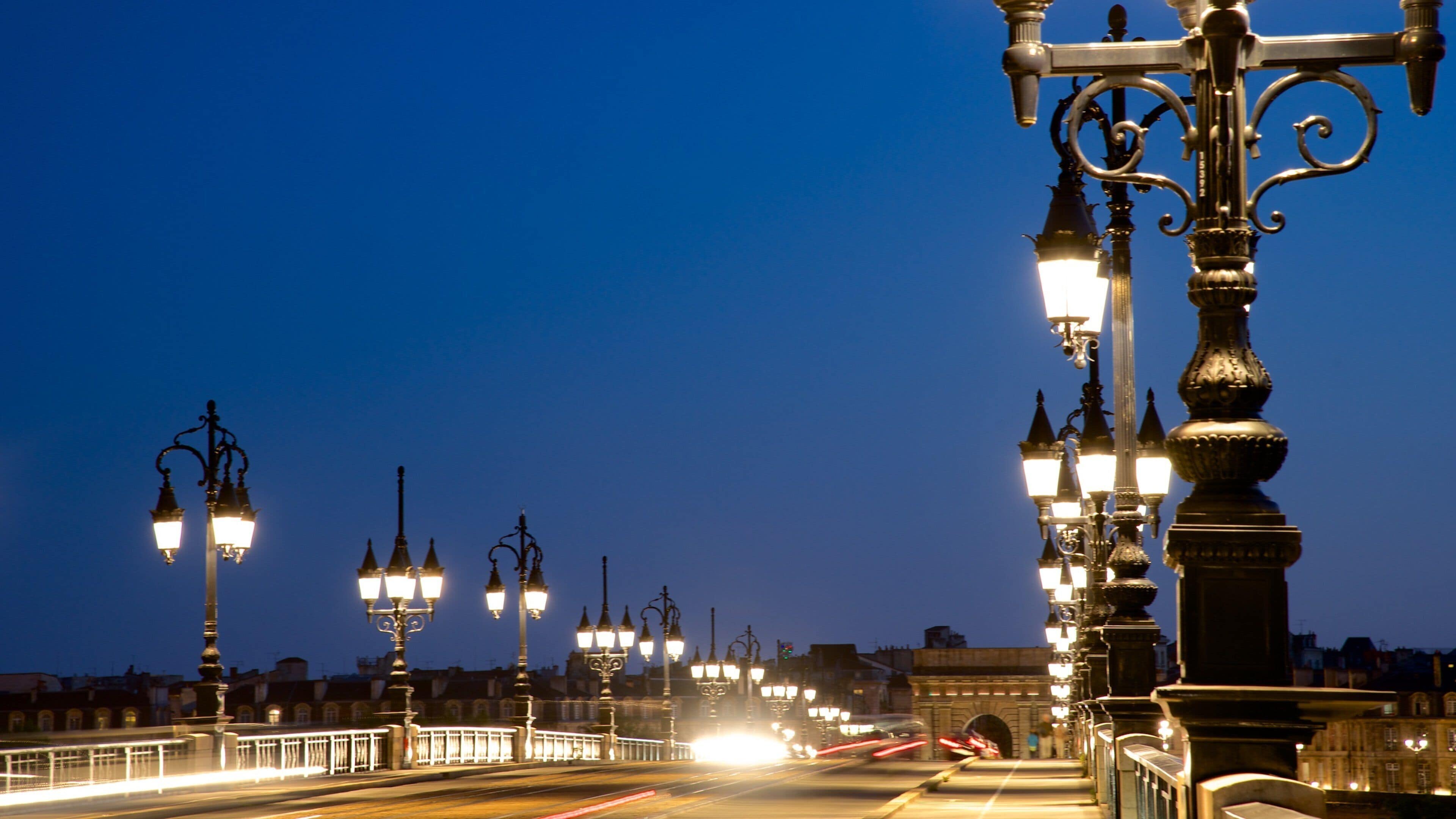 皮耶爾橋 呈现出 夜景 和 橋樑