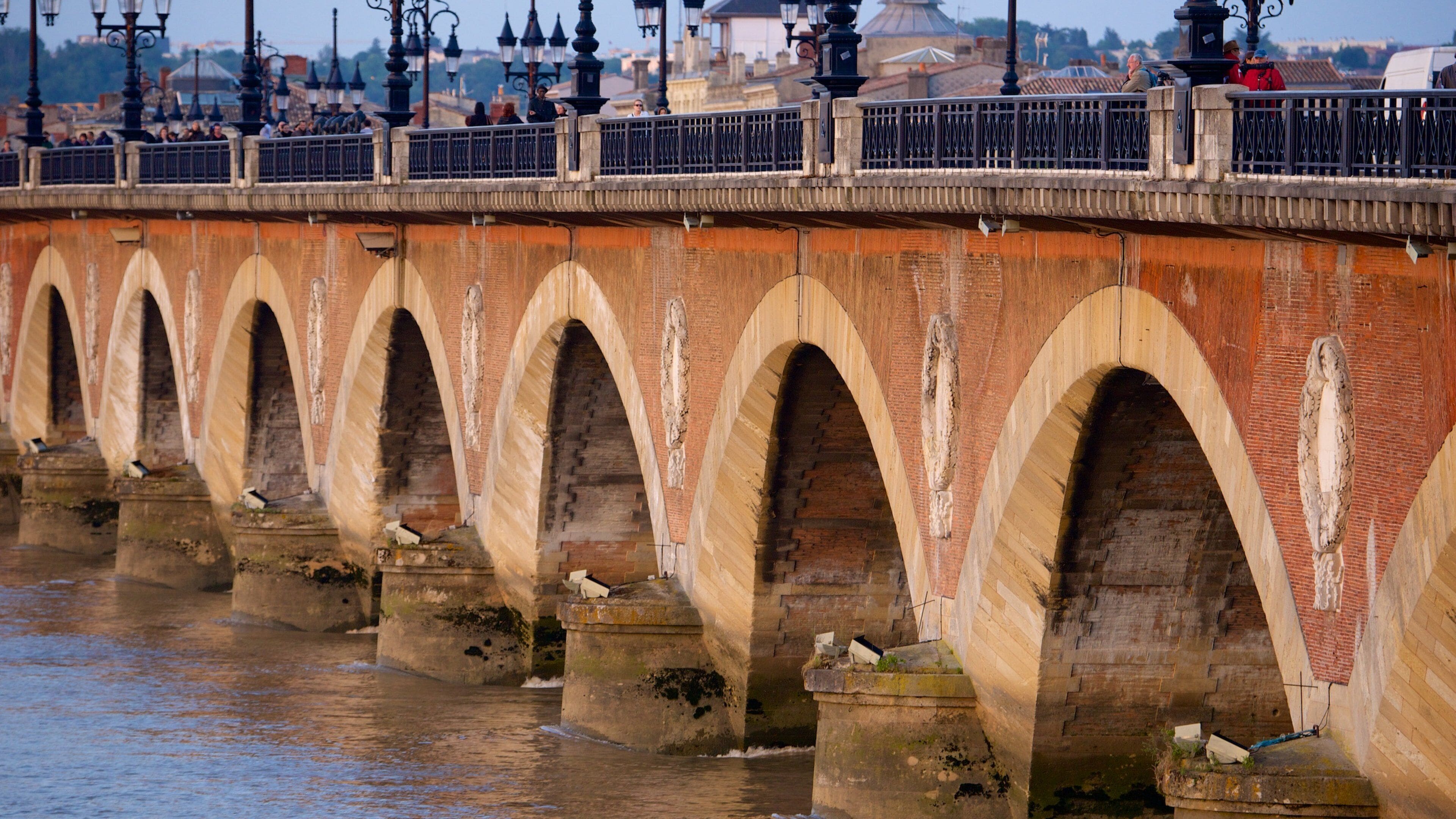 Pont de Pierre que inclui uma ponte