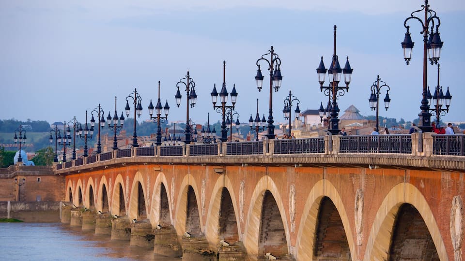 Pont de Pierre showing a bridge