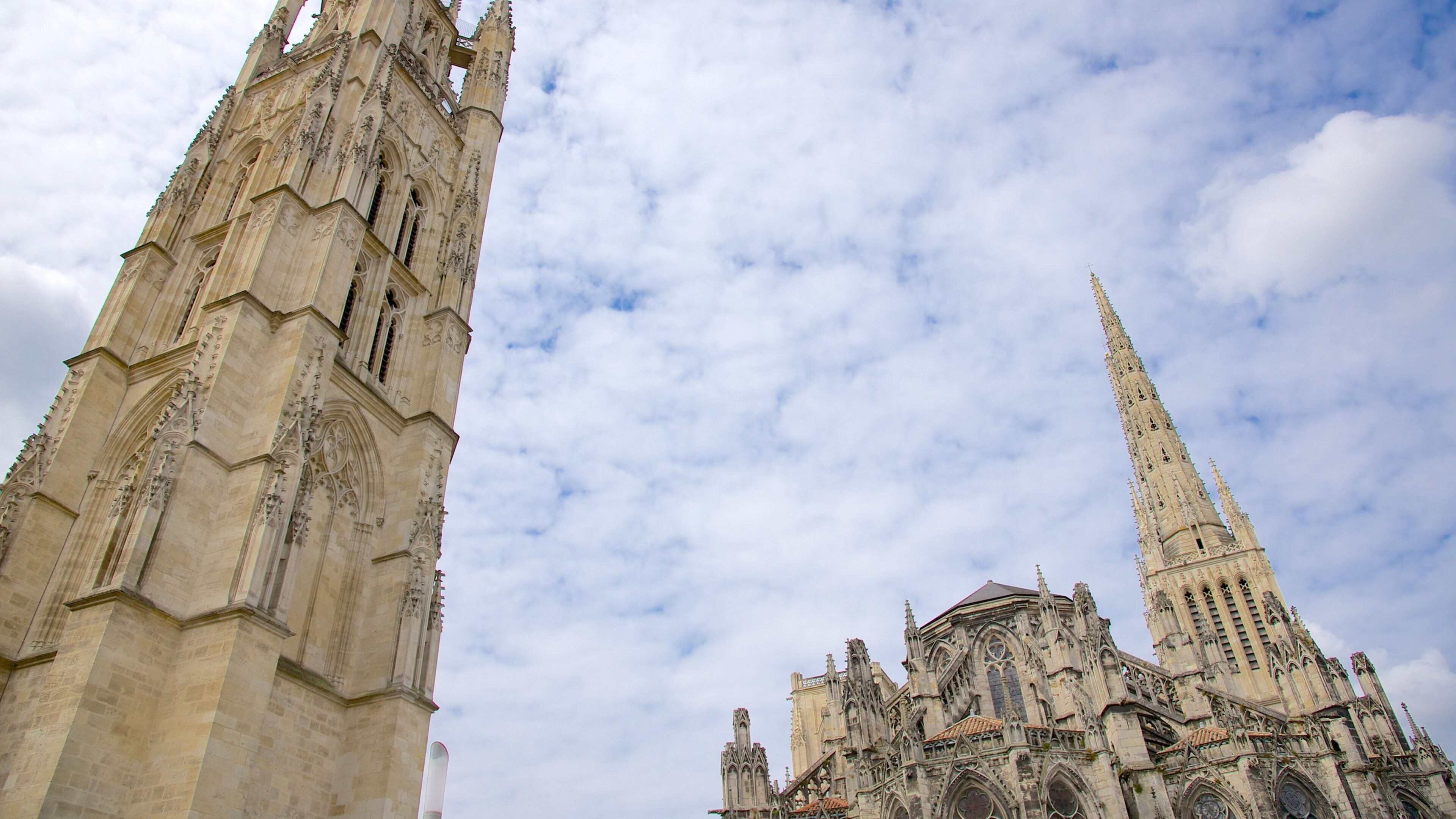 Cathedrale St. Andre which includes heritage architecture and a church or cathedral