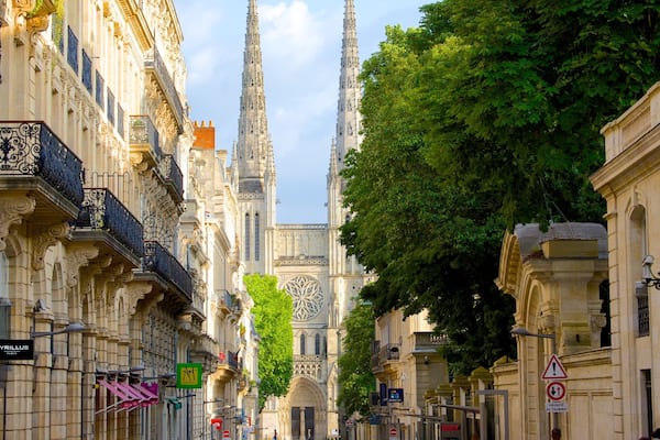 Cathedrale St. Andre which includes heritage architecture