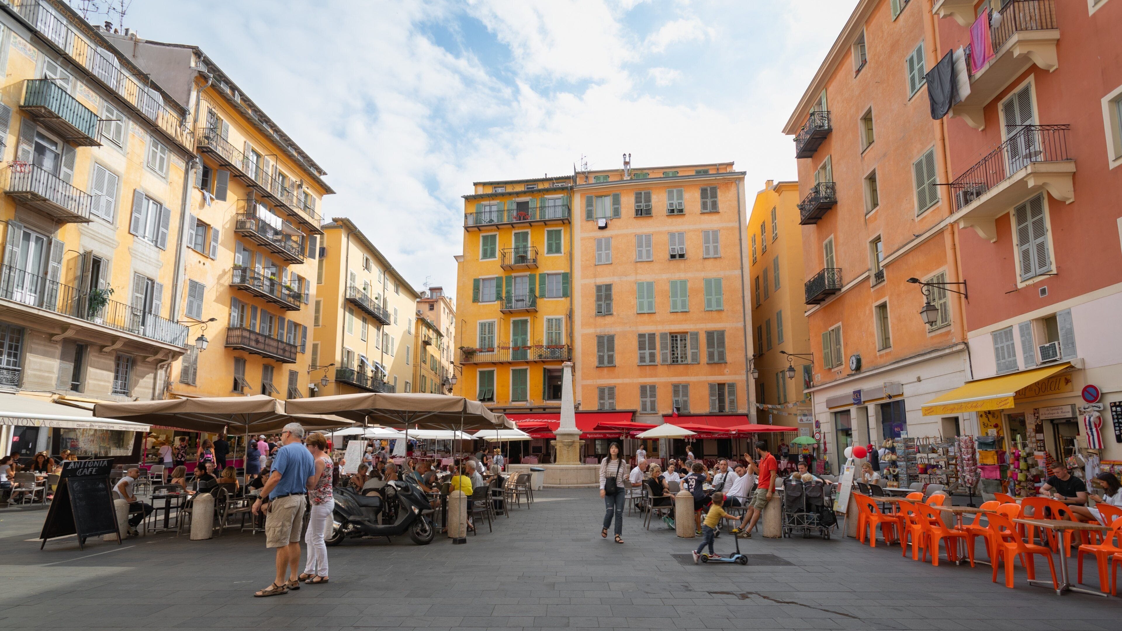 Place Rossetti which includes outdoor eating as well as a small group of people