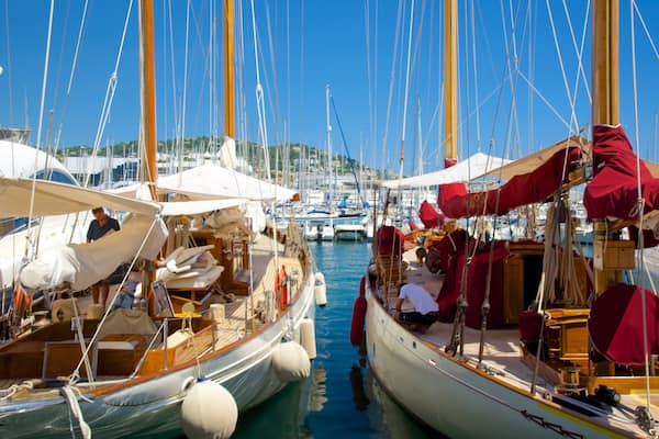 Cannes hamn presenterar en marina