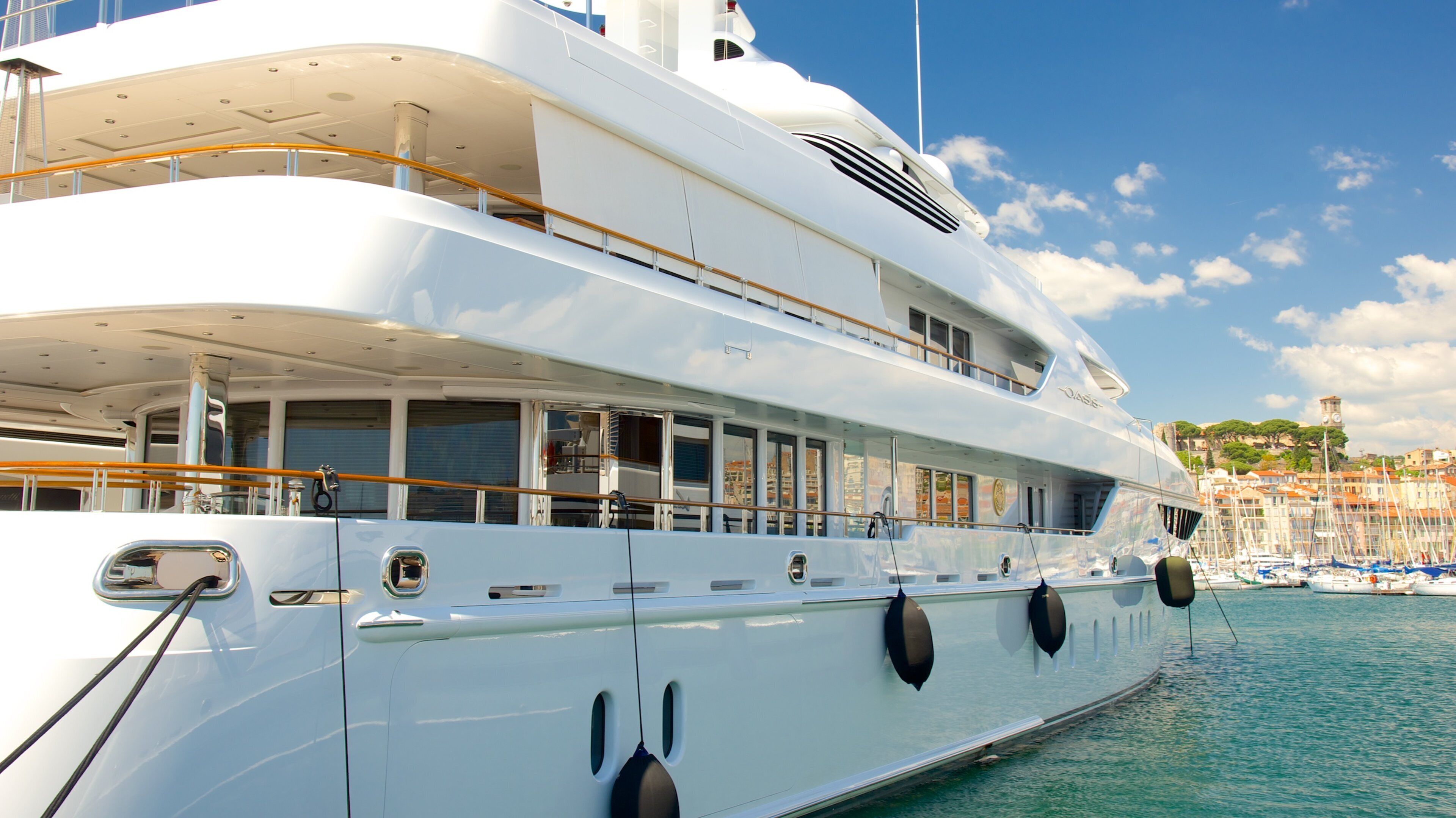 Cannes Harbour caracterizando uma baía ou porto e uma marina