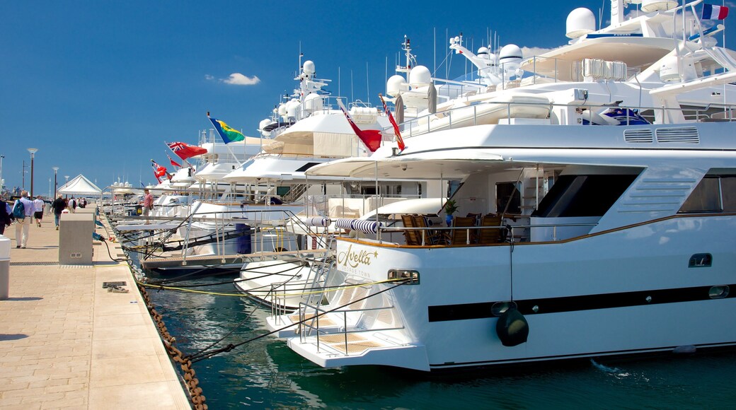 Cannes Harbour caracterizando uma marina e uma baĂa ou porto