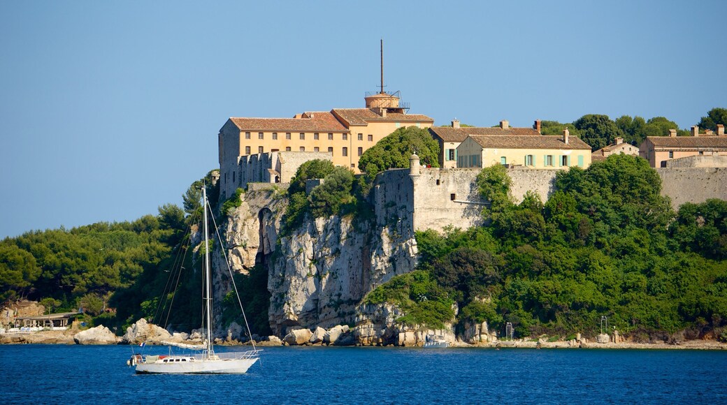 Fort Royal featuring heritage elements