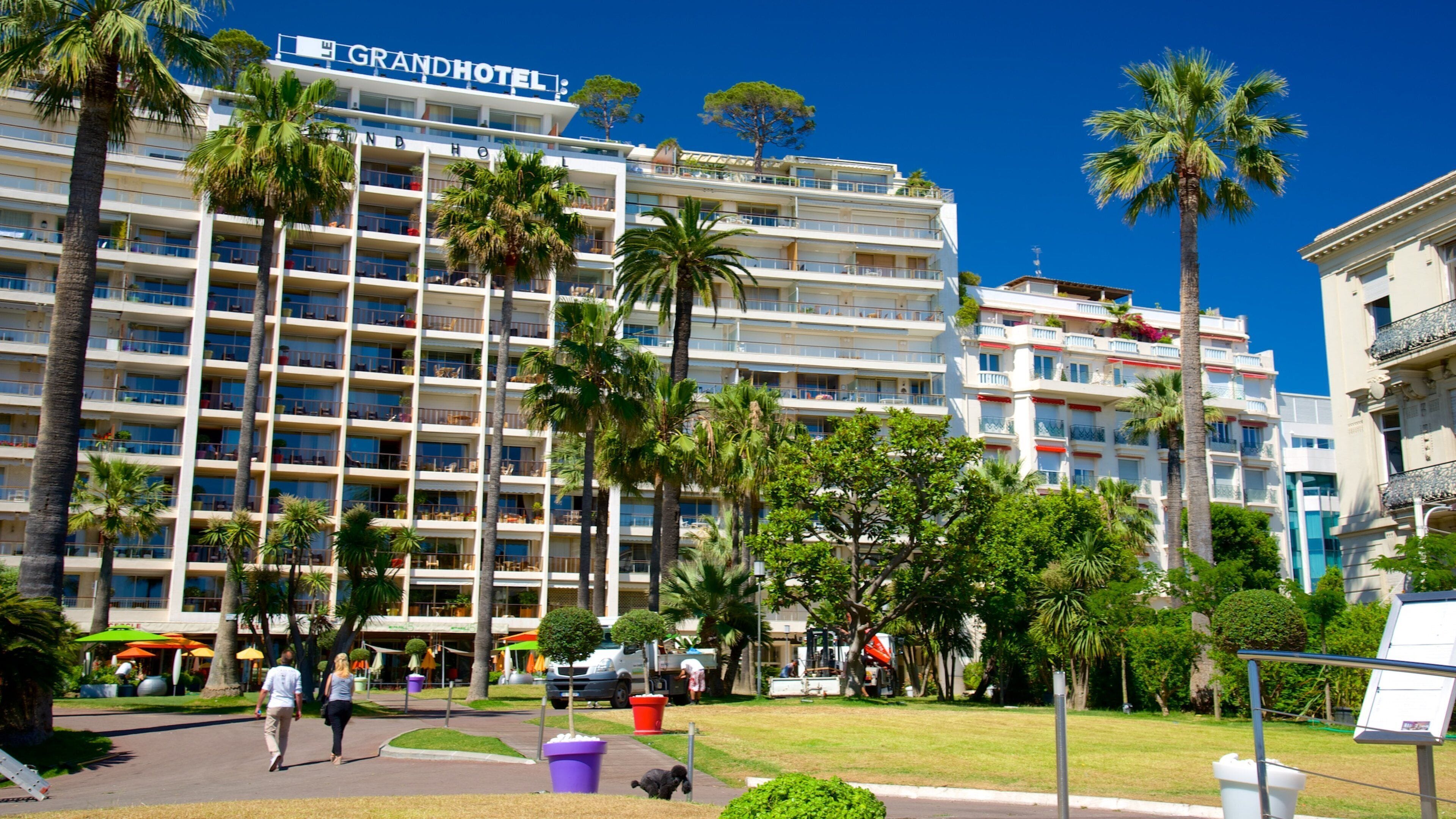 La Croisette showing a hotel