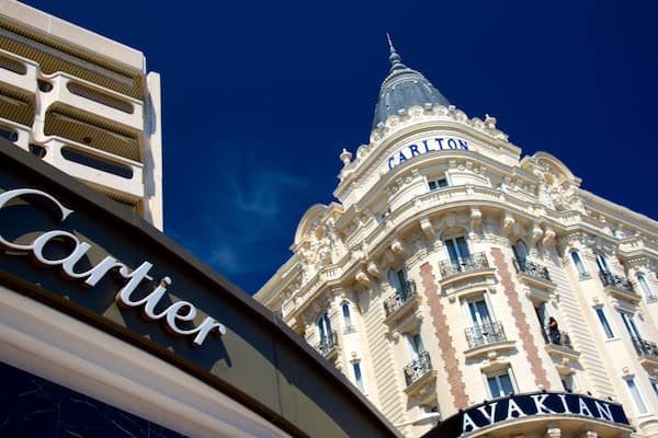 Un bâtiment à l’architecture riche et ornée, dont la façade porte l’inscription « Cartier ».