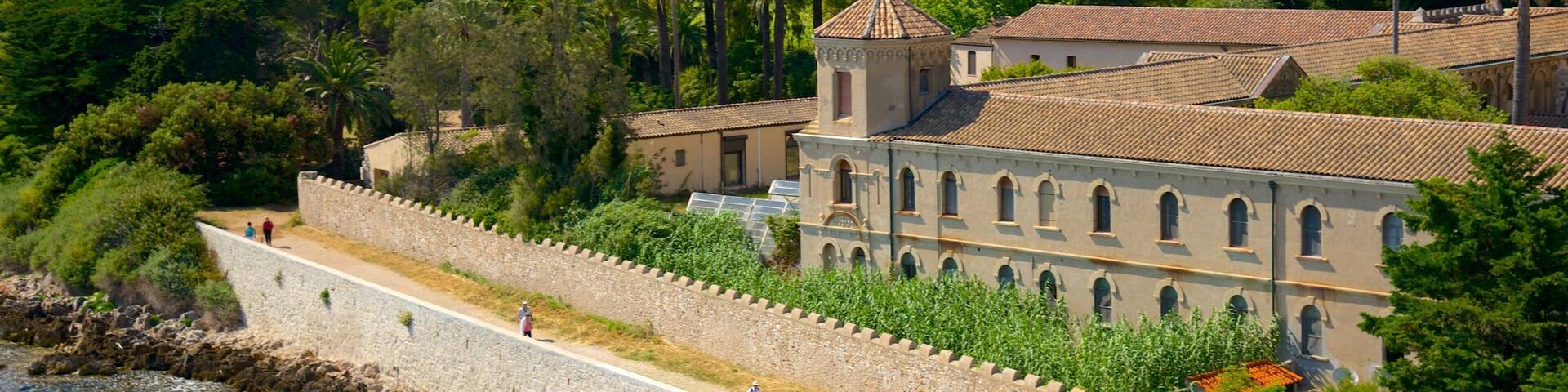 Ile Saint-Honorat showing heritage elements and heritage architecture