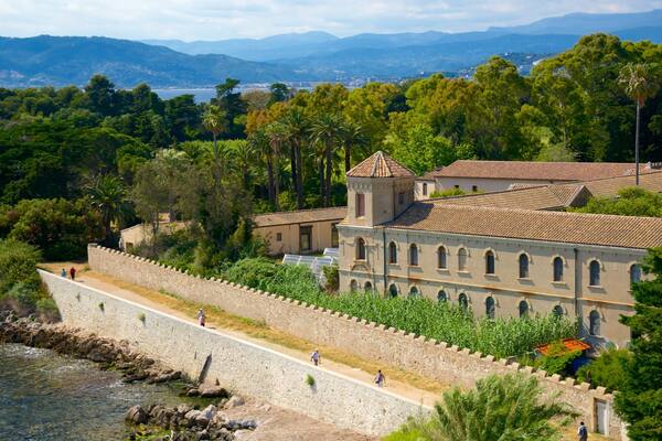 Île Saint-Honorat que incluye patrimonio de arquitectura y elementos del patrimonio
