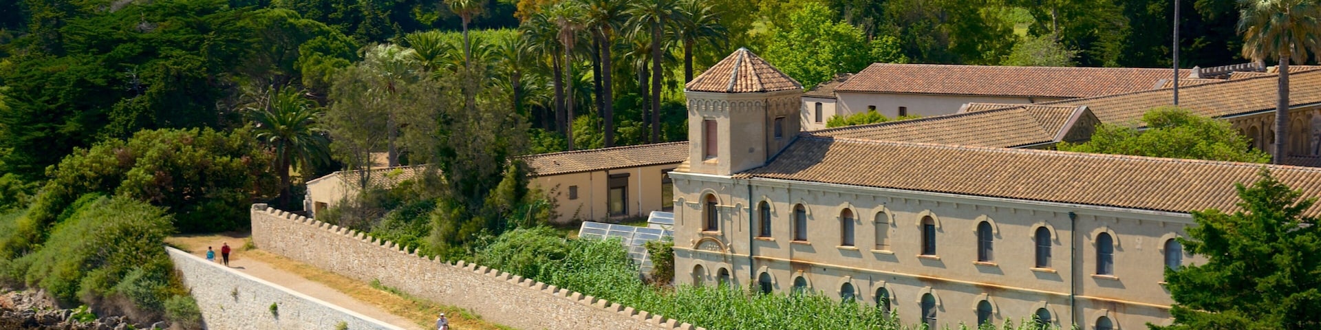 Ile Saint-Honorat showing heritage elements and heritage architecture