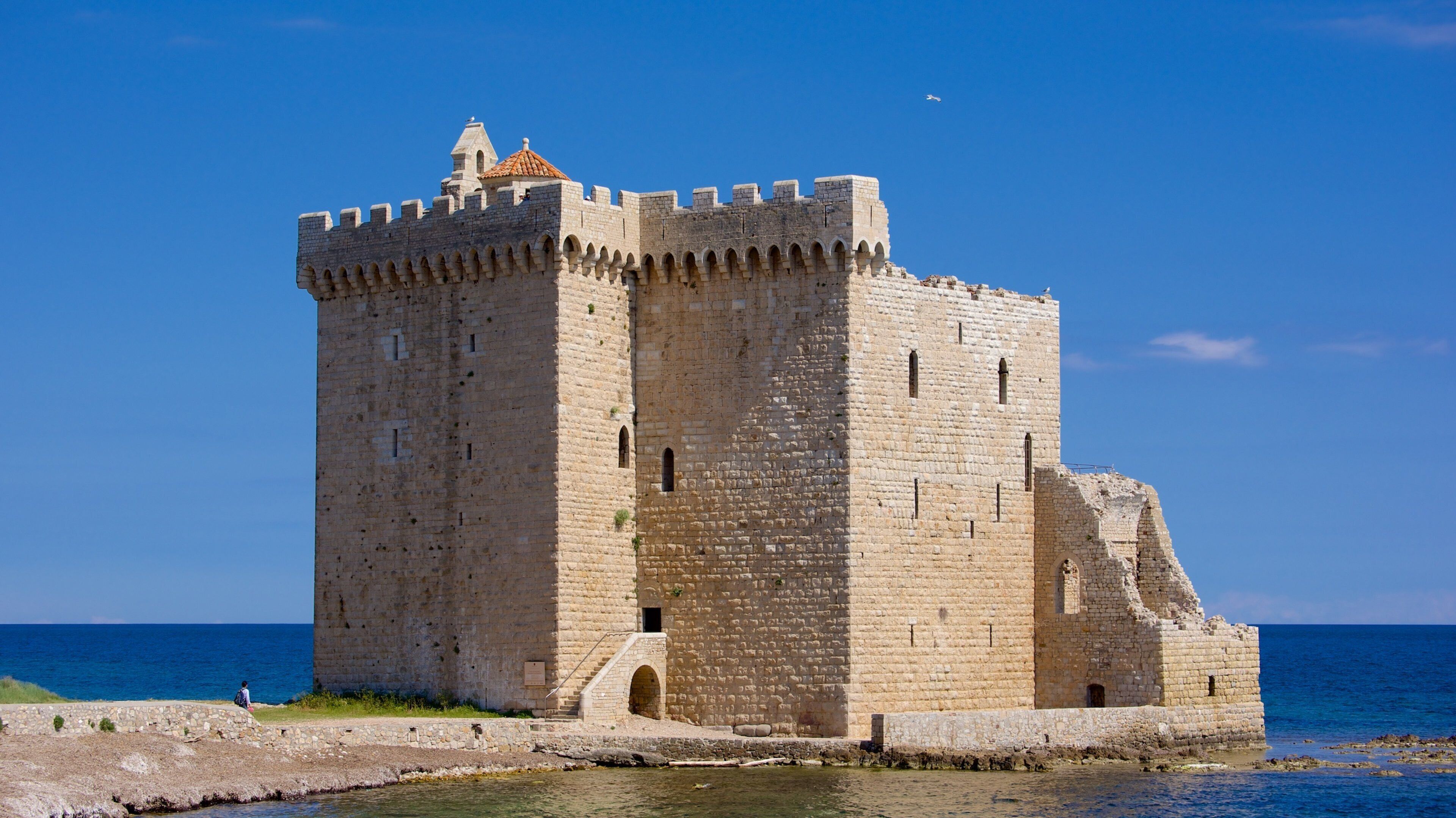 Ile Saint-Honorat which includes heritage architecture