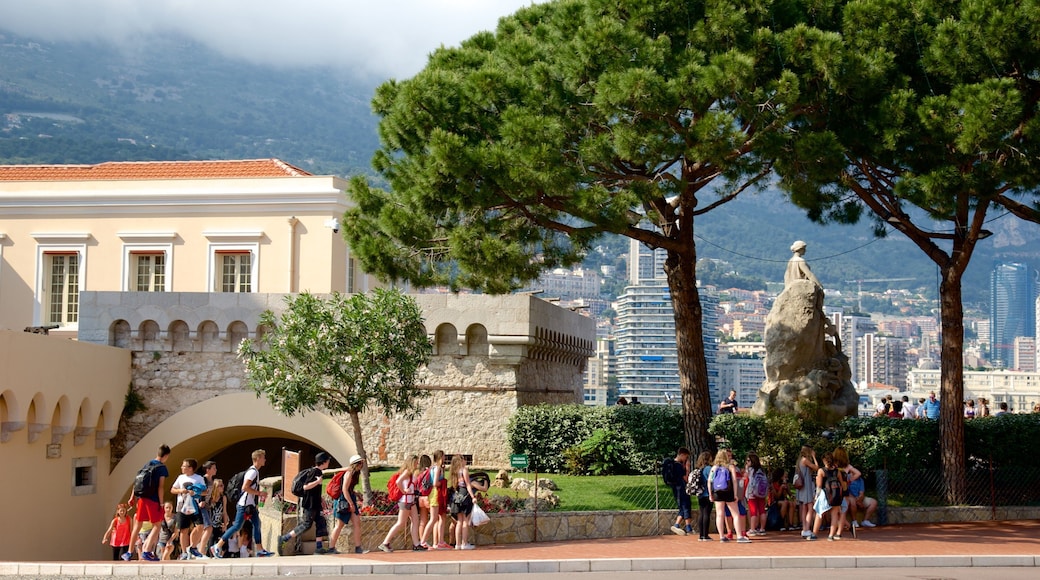 Palace Square which includes street scenes