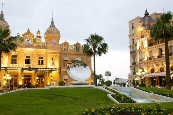 Casino Square showing heritage architecture and a park