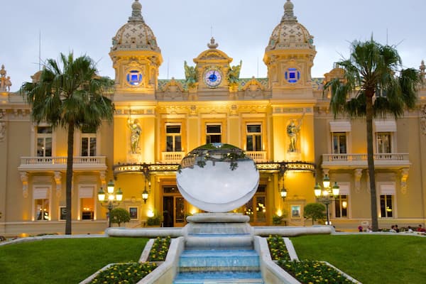 Casino Monte Carlo showing a fountain and heritage architecture