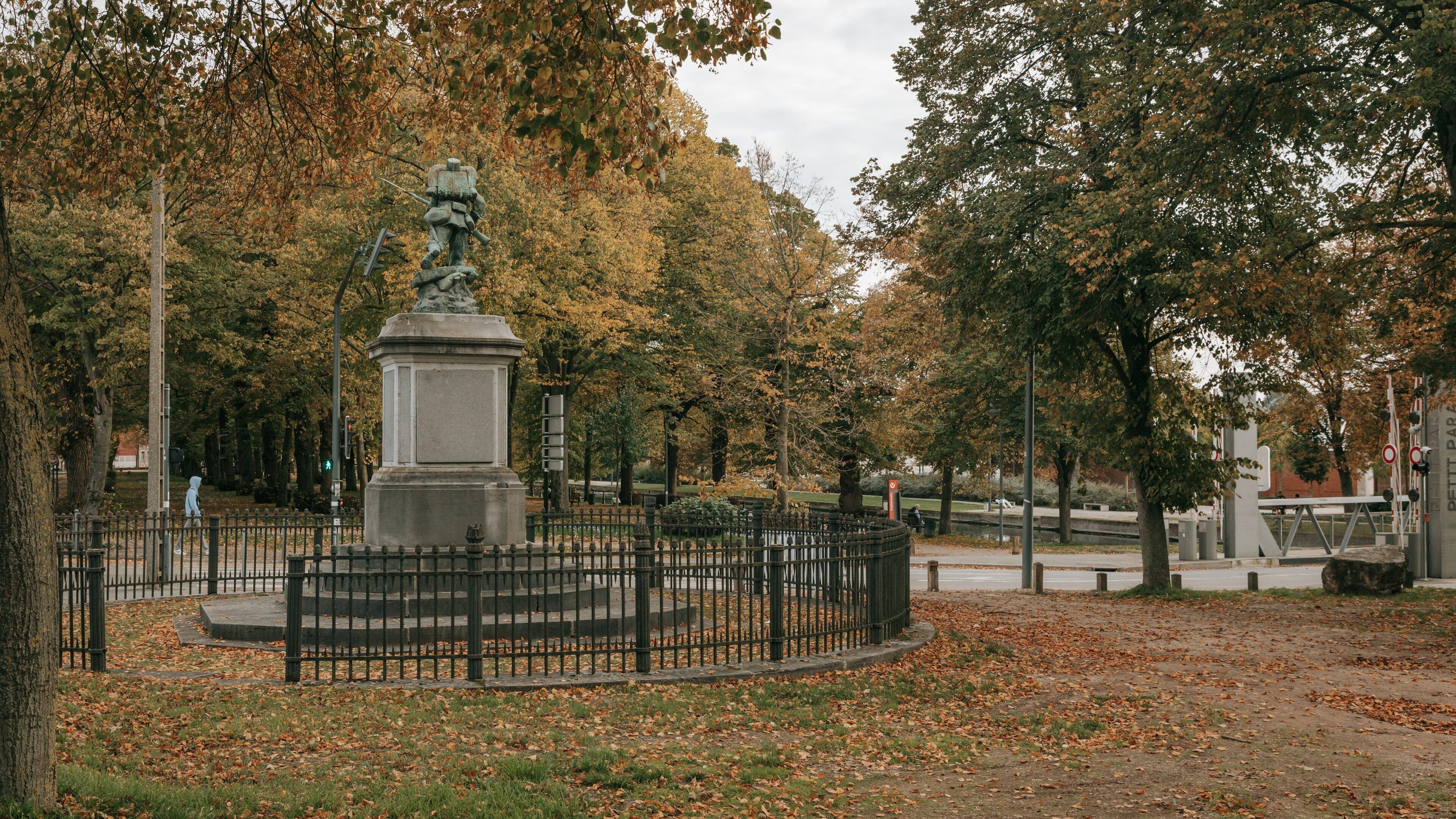 Citadel of Lille which includes fall colors, a garden and a statue or sculpture