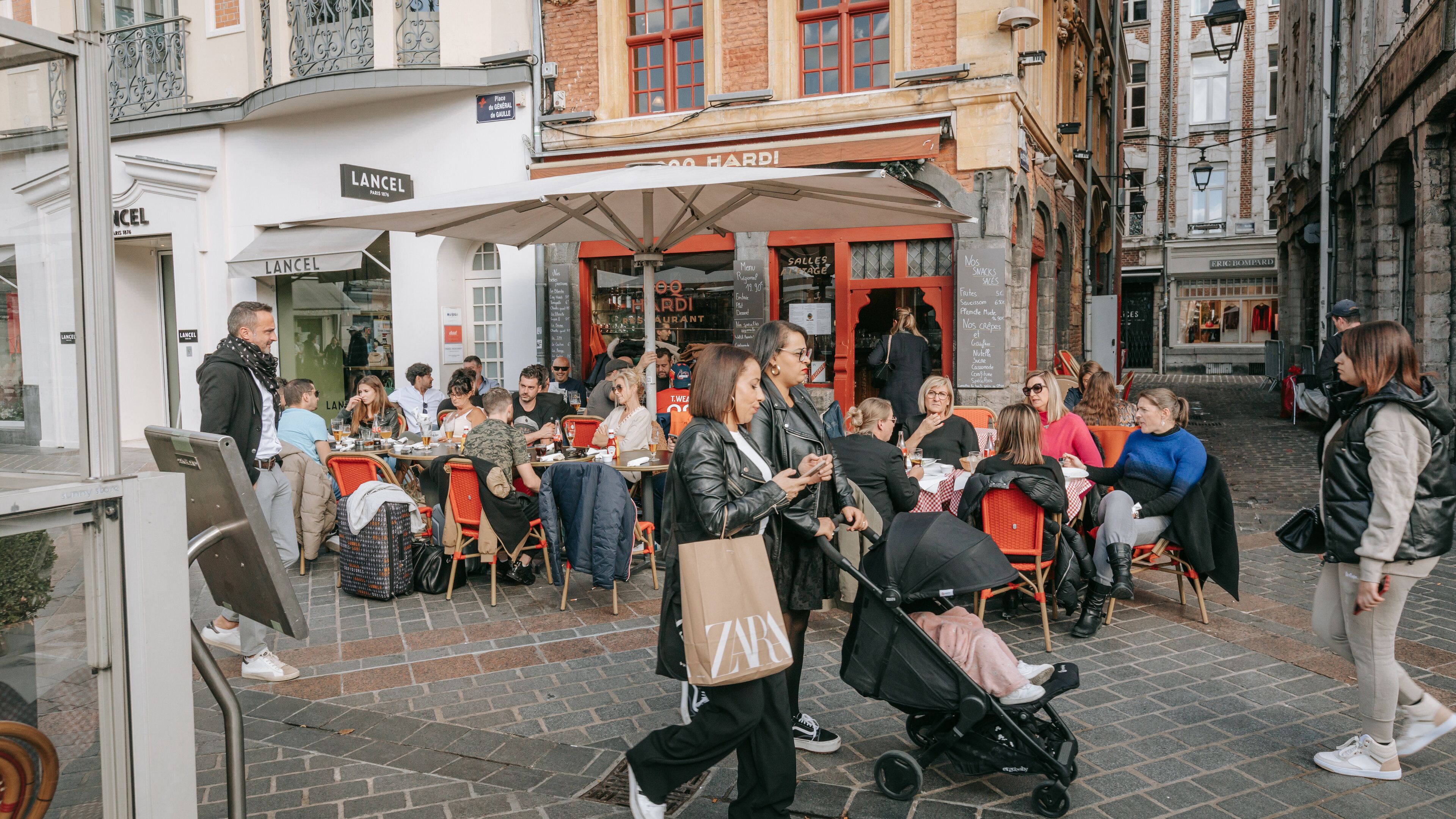 Lille Grand Square which includes street scenes and outdoor eating as well as a small group of people