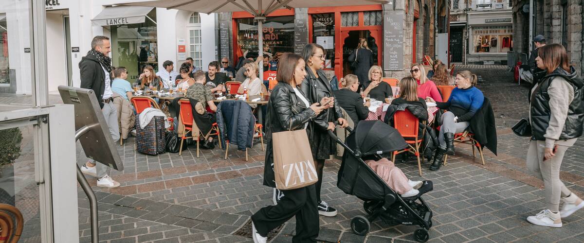 Lille Grand Square which includes street scenes and outdoor eating as well as a small group of people