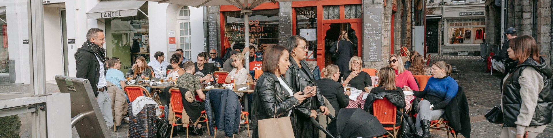 Lille Grand Square which includes street scenes and outdoor eating as well as a small group of people